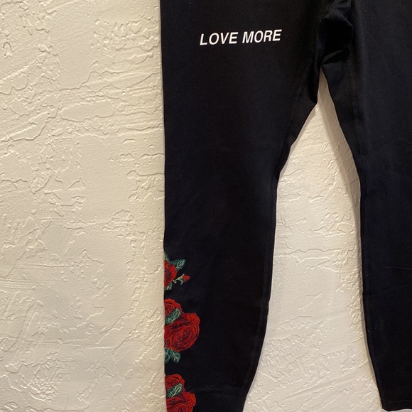 Spiritual gangster Rose Embroidered LOVE MORE leggings - Picture 3 of 8